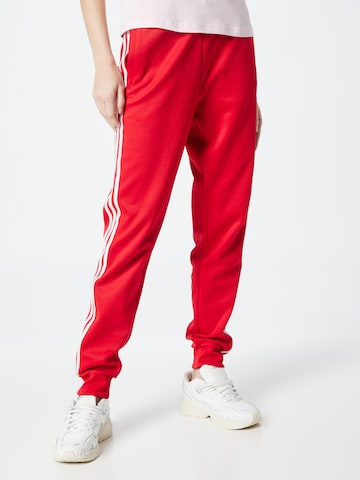 ADIDAS ORIGINALS - Tapered Calças 'Adicolor Classics Cuffed' em vermelho: frente