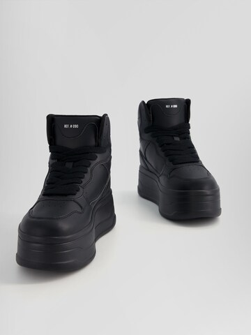 Sneaker înalt de la Bershka pe negru