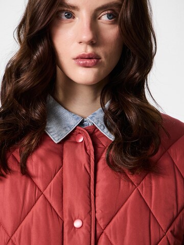 Veste mi-saison 'PCSTELLA' PIECES en rouge