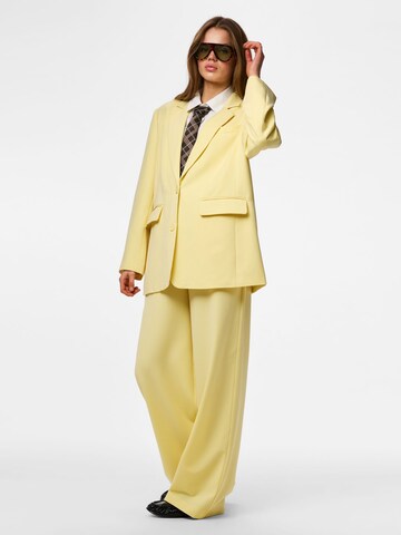 Blazer 'PCKamil' PIECES en jaune