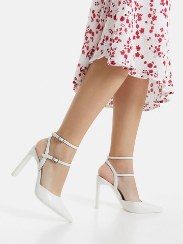 Bershka Slingback Pumps in White: front