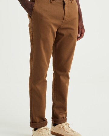 WE Fashion - Slimfit Pantalón chino en marrón: frente