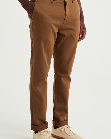 WE Fashion Slim fit Chino trousers in Brown: front