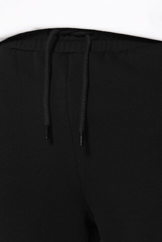 Harlem Soul Tapered Pants 'LE-NNY' in Black