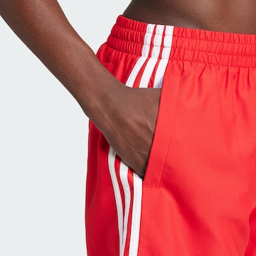 ADIDAS ORIGINALS Kratke kopalne hlače 'Adicolor 3-Stripes' | rdeča barva