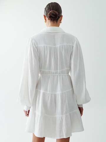 Robe-chemise 'GIIA ' The Fated en blanc : derrière