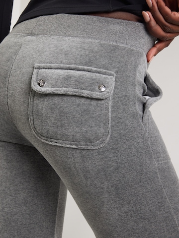 Juicy Couture Расклешенный Штаны 'LAYLA' в Серый