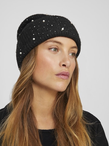 VILA Beanie in Black: front