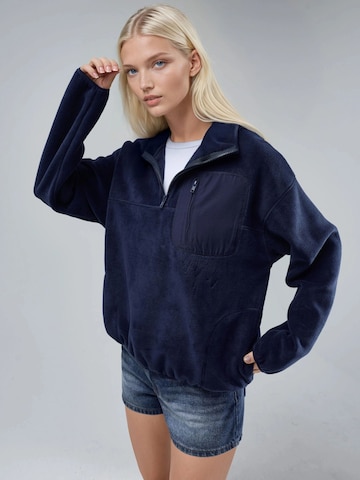 Pullover di Busem in blu: frontale
