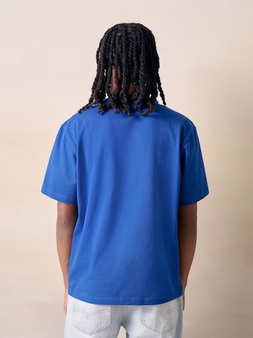 T-Shirt Next en bleu