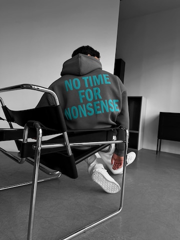 Sweat-shirt 'Oversize “No Time for Nonsense” Hoodie - Anthracite and Blue' Kleidermafia en gris