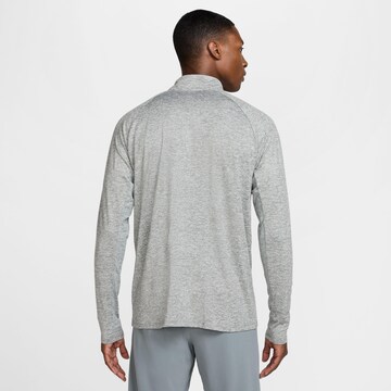 NIKE Funktionsshirt 'Stride' in Grau
