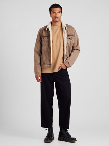 Tricou 'Chase' de la Carhartt WIP pe maro