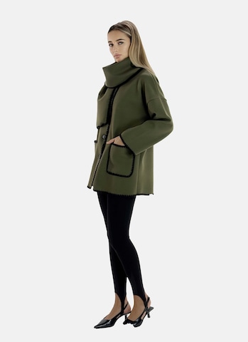 Elara Tussenmantel in Groen