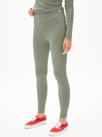 ARMEDANGELS Skinny Leggings 'FARIBAA' in Groen: voorkant