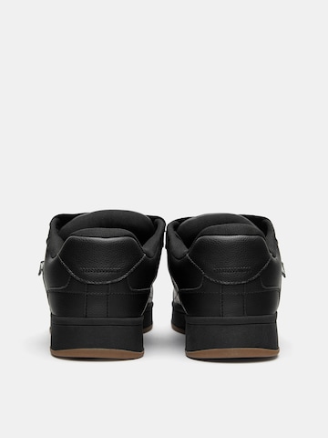 Pull&Bear Trampki niskie w kolorze czarny