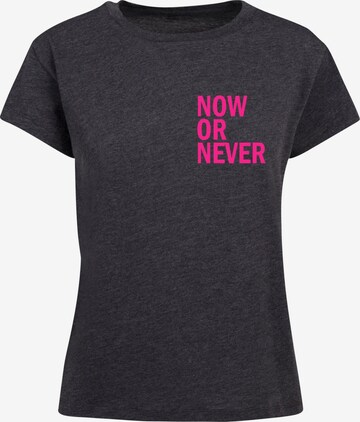 Merchcode T-Shirt 'Now Or Never' in Grau: predná strana