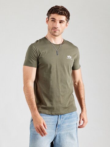 ALPHA INDUSTRIES Футболка в Зеленый
