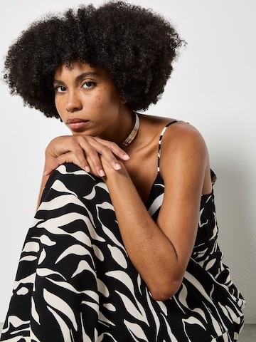 Apricot Jurk ' ' in Zwart