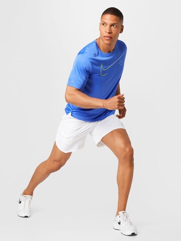 NIKE Regular Sportshorts in Weiß