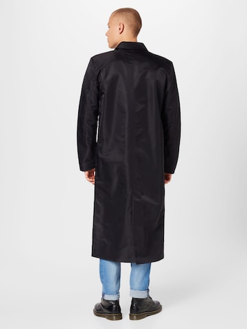 Han Kjøbenhavn Демисезонное пальто в Черный
