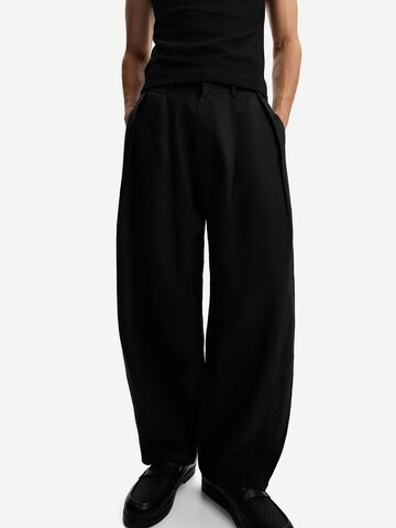 Bershka Loosefit Élére vasalt nadrágok - fekete: elől