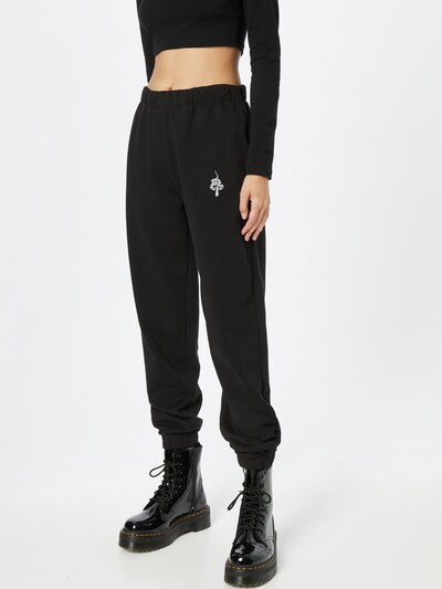 Pantaloni 'Sandra' ABOUT YOU x INNA pe negru, Vizualizare model