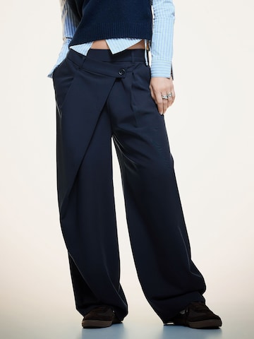 Bershka Wide leg Trousers in Blue: front
