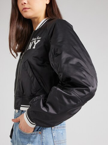 Tommy Jeans Tussenjas 'VARSITY' in Zwart