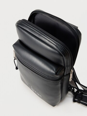 Calvin Klein Õlakott, värv must