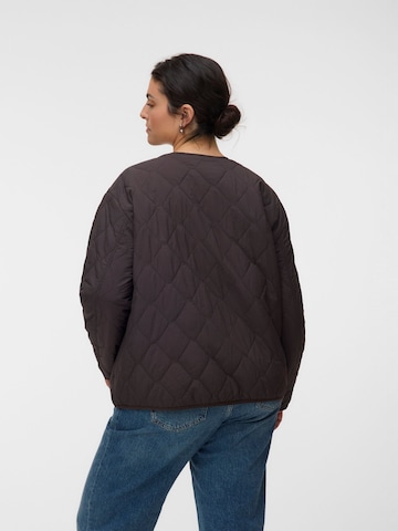 Vero Moda Curve - Chaqueta de entretiempo 'OLIVIA' en marrón