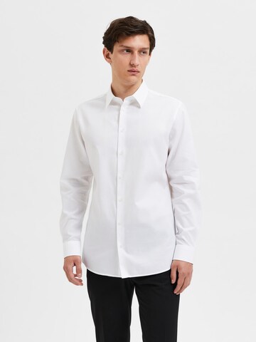 Coupe slim Chemise business 'NATHAN' SELECTED HOMME en blanc