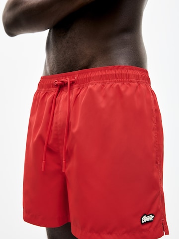 Shorts de bain Pull&Bear en rouge