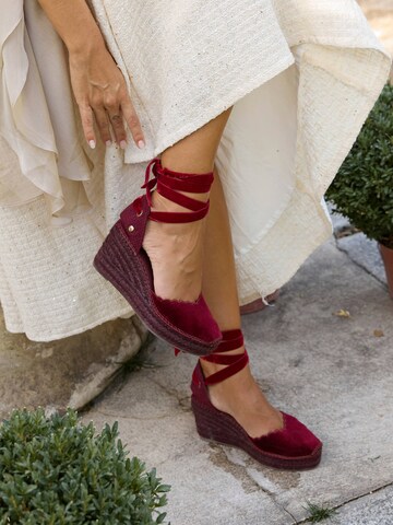 Alhamas Pumps 'Alpargata Cuña 8 cm Terciopelo' in Rood