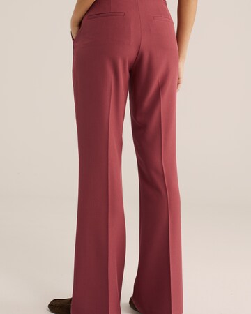 Flared Pantaloni con piega frontale di WE Fashion in rosso