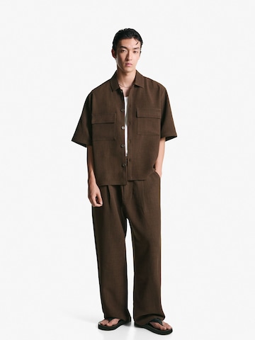 Bershka Loosefit Élére vasalt nadrágok - barna: elől