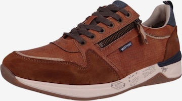 Baskets basses MUSTANG en marron : devant