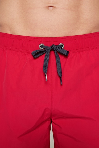 CAMP DAVID Lange Badeshorts mit Logo Design in Rot