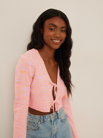 NA-KD Strickjacke in Pink: Vorderseite