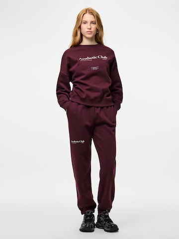 Effilé Pantalon 'PCRISSO' PIECES en rouge