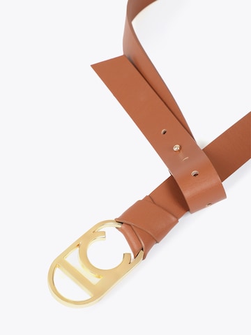 Lola Casademunt Riem in Bruin