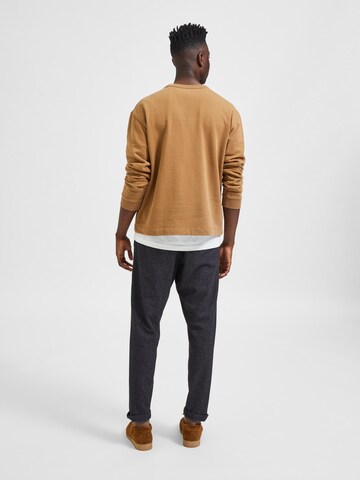 SELECTED HOMME Sweatshirt 'Holger' in Bruin