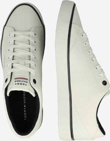 TOMMY HILFIGER Sneaker in Weiß