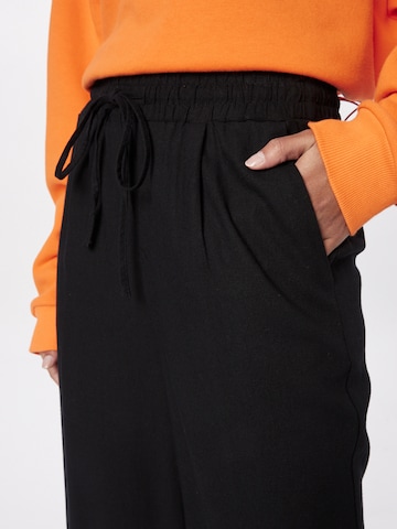 Loosefit Pantaloni con pieghe 'JESMILO' di VERO MODA in nero