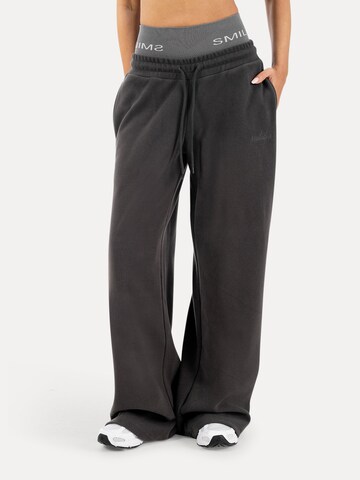 Loosefit Pantalon Smilodox en gris : devant
