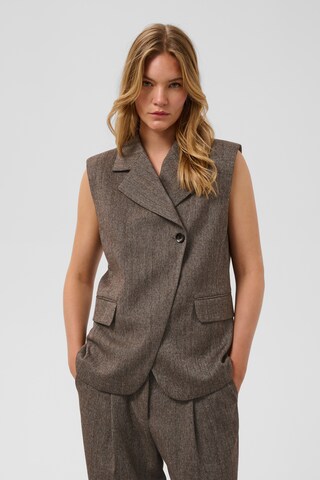 SOAKED IN LUXURY Gilet 'SLKango' in Bruin: voorkant
