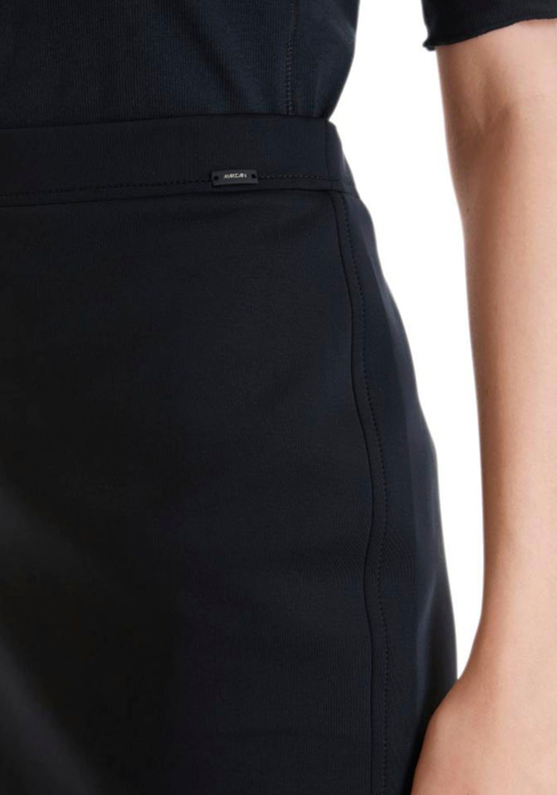 Fustă de la Marc Cain pe negru