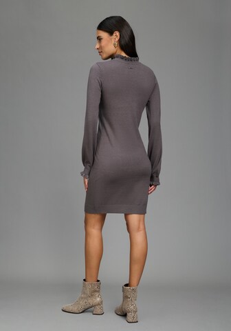 LAURA SCOTT Knitted dress in Grey