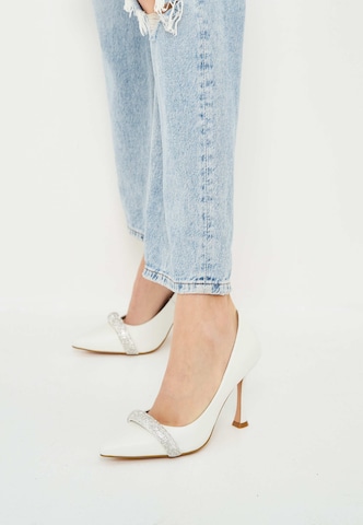 CESARE GASPARI Pumps in White