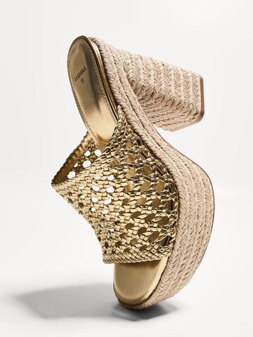 Mule Bershka en or